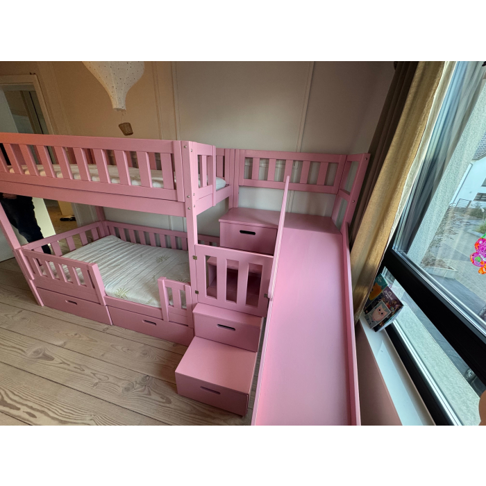 Etagenbett mit Spiel- und Schlafbereich